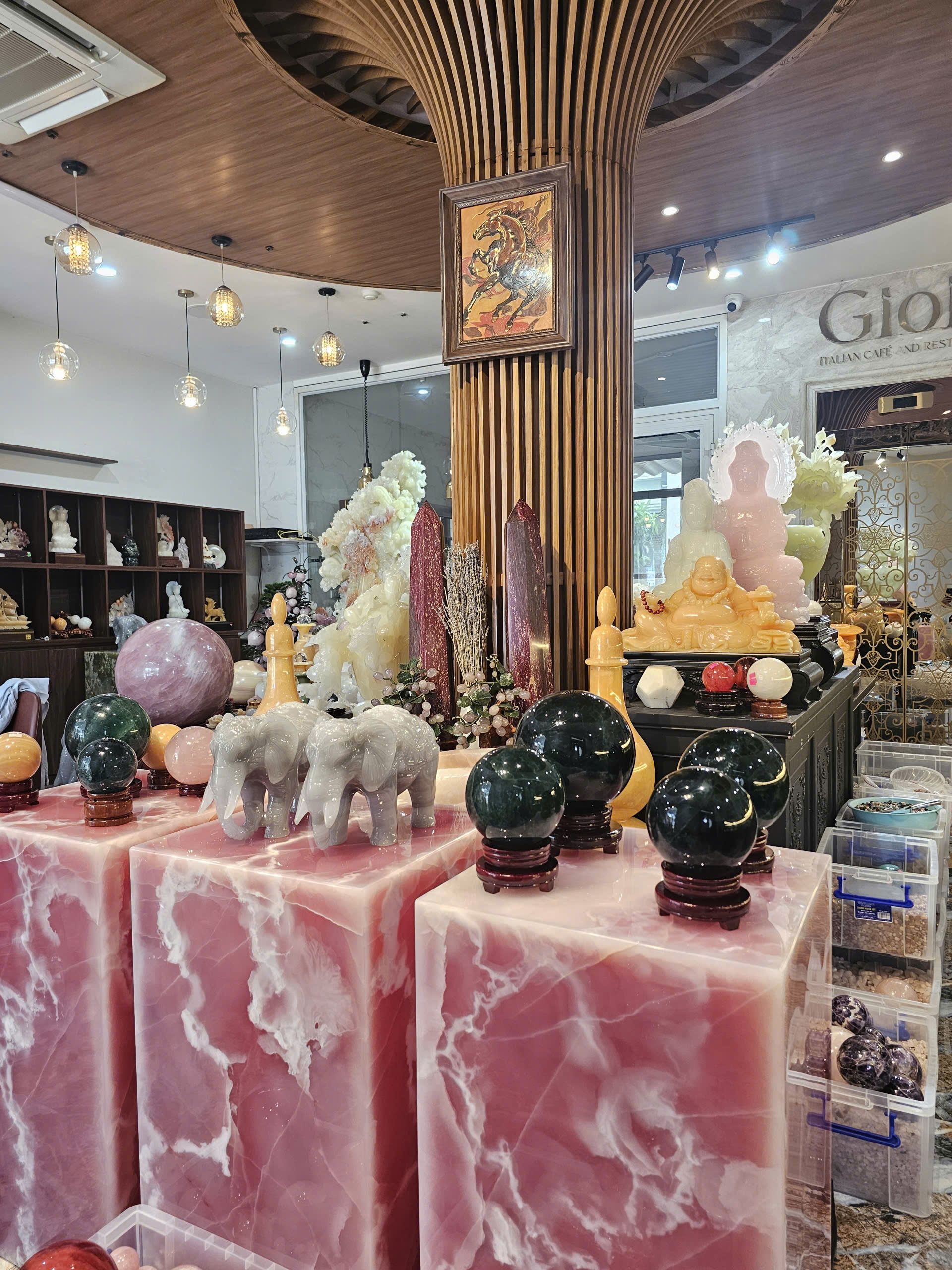 Không gian trưng bày đá quý phong thủy